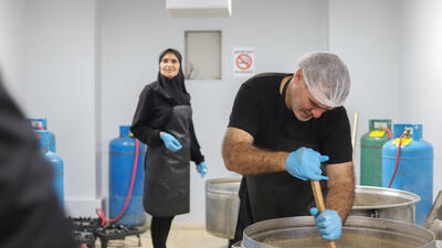Cooked food distribution in Azarieh shelter