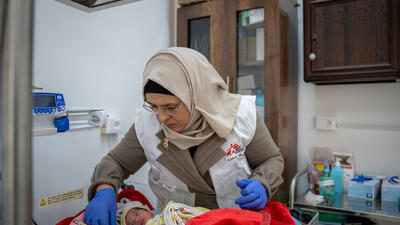 Fatima, midwife supervisor at MSF, is treating a newborn at the neonatal care unit in Nawa National Hospital, Daraa governorate.