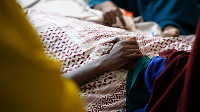 Woman_holding_child_hand