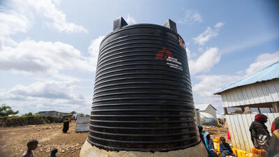 A water tank stands at Elbeti 1 IDP camp in Baidoa, Somalia. MSF trucks water to 17 sites across the city, including Elbeti 1, as part of its drought response.