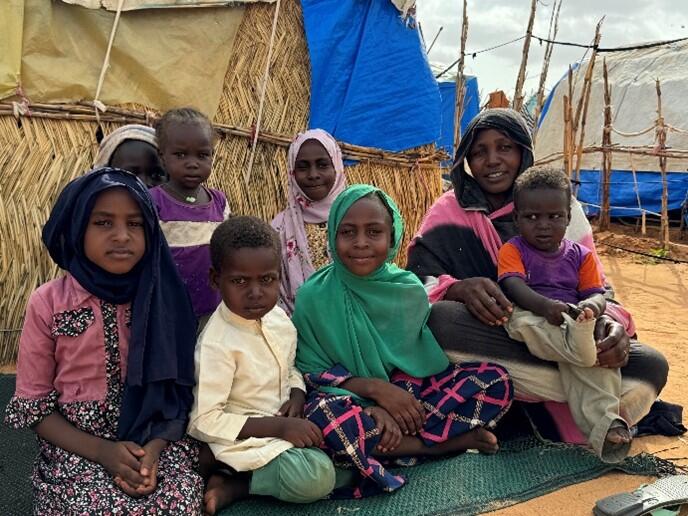 Zamam (at the middle), surrounding by her cousin, her 2 brothers, her sister, and her mom. 