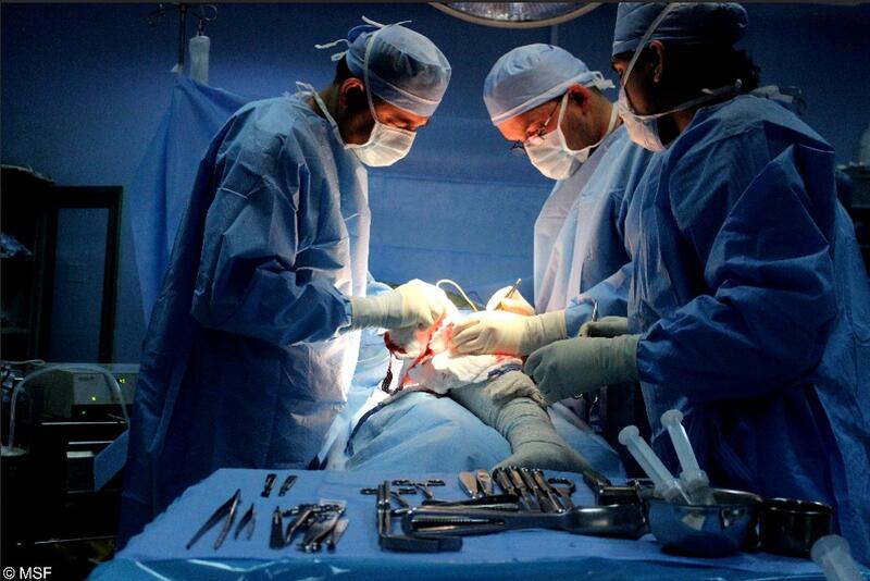 An MSF surgical team performing surgery on a patient suffering serious leg injuries. Reconstructive Surgery Hospital, Amman, Jordan, 2014.