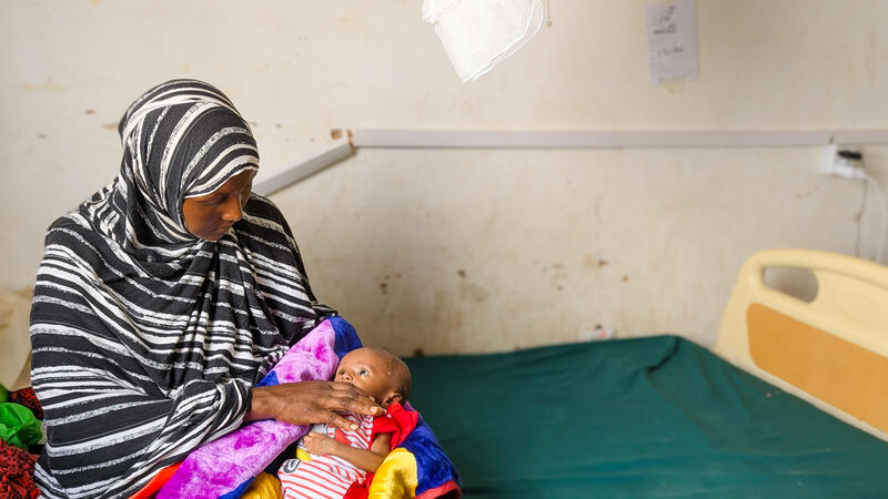 Woman_holding_child_somalia
