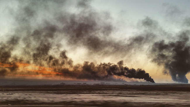 burning_oil_wells_along_road_to_mosul_900.jpg