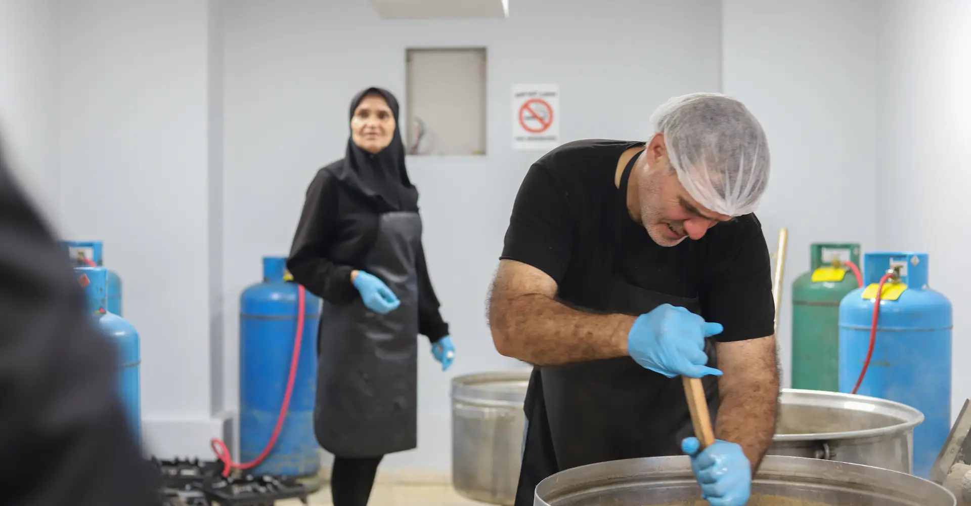 Cooked food distribution in Azarieh shelter