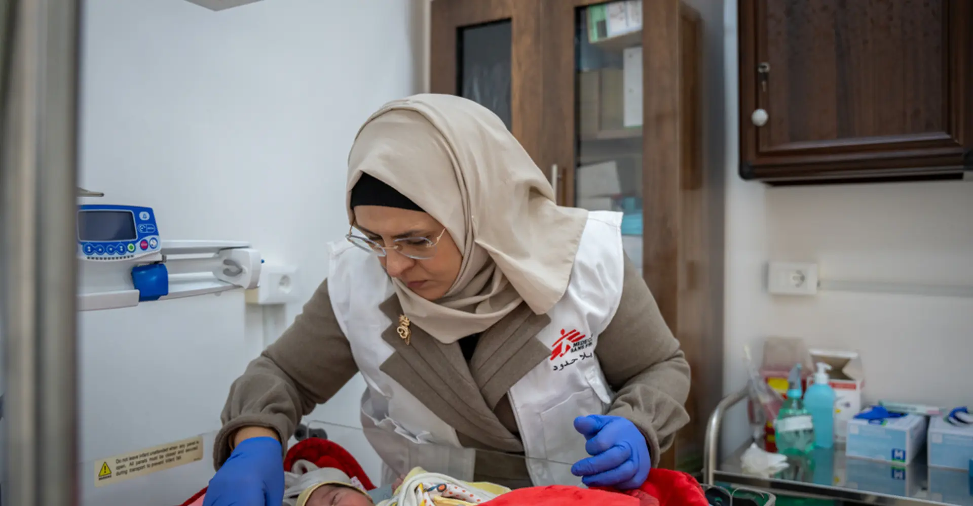 Fatima, midwife supervisor at MSF, is treating a newborn at the neonatal care unit in Nawa National Hospital, Daraa governorate.