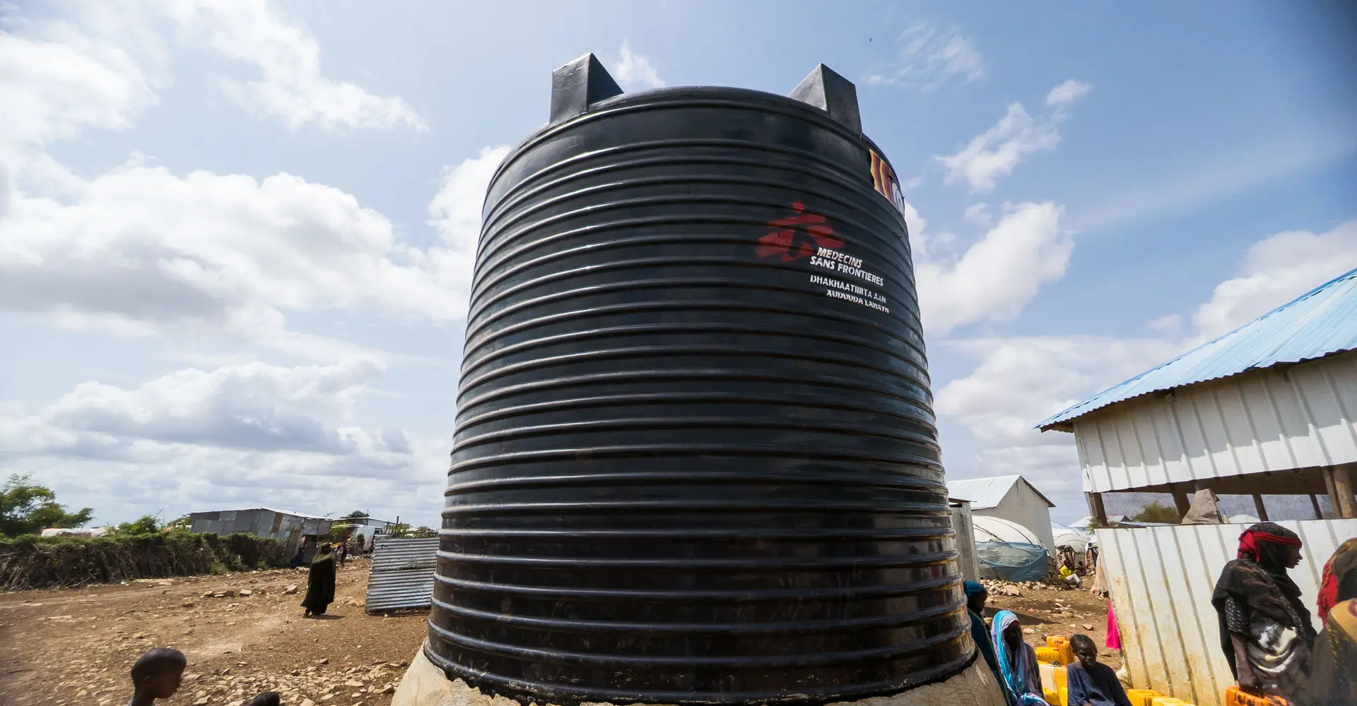 A water tank stands at Elbeti 1 IDP camp in Baidoa, Somalia. MSF trucks water to 17 sites across the city, including Elbeti 1, as part of its drought response.