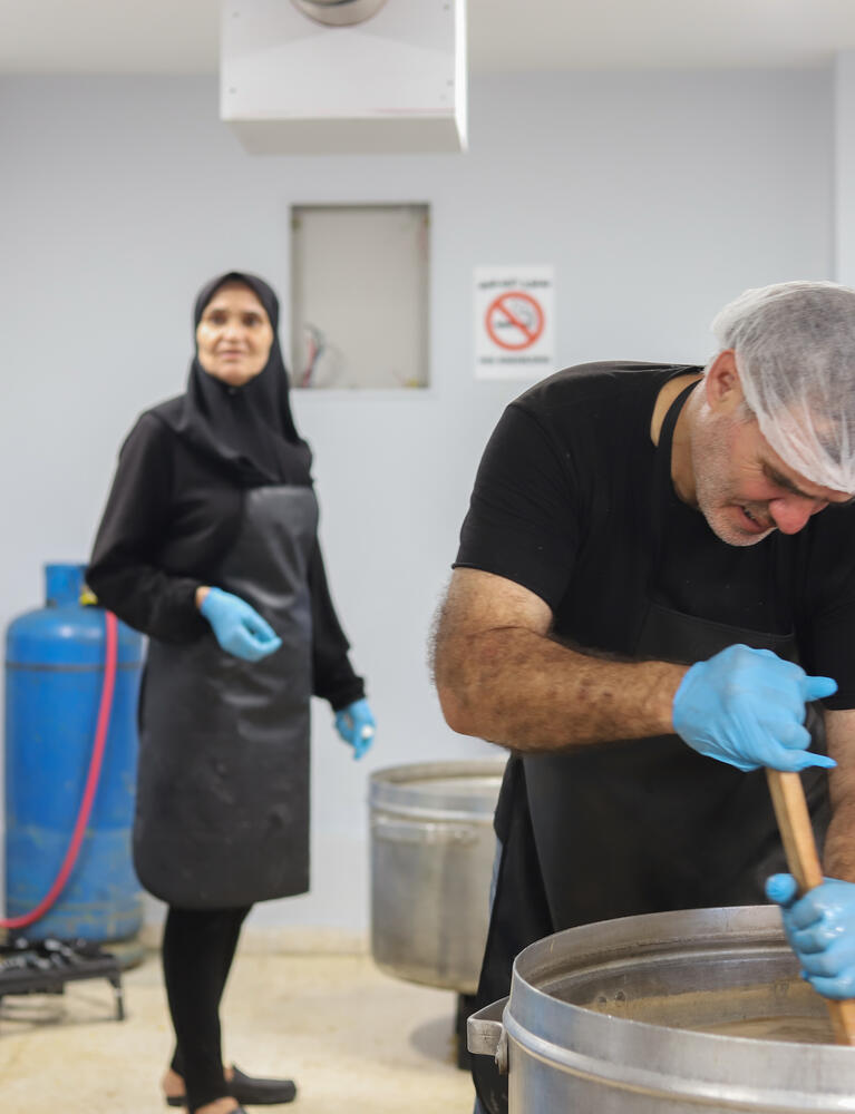 Cooked food distribution in Azarieh shelter